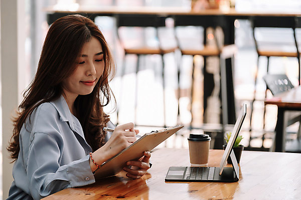 포토 JPG 해외이미지 손 종이 컨셉 비즈니스 관리 한명 내부 금융 컴퓨터 사무실 알약 펜 수확 업무 작업 비즈니스맨 계산 상담원 책상 분석 확인 보고서 상담 경영자 문서 투자 비서 수익 회계 계좌 리뷰 세금 예산 회계사 해외포토 직업 1 남자 가구 농업 사람 신체부위 경제 전자제품 필기구 약 직장인 사무원 리더 파일형식 이미지허브