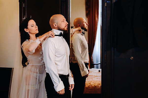 포토 JPG 해외이미지 여자 남자 웨딩드레스 결혼 신혼부부 나비넥타이 실내 사랑 정장 턱시도 상반신 성인 두명 옆모습 거울 가운 도움 준비 란제리 신랑신부 성인만 웨딩촬영 해외포토 부부 드레스 옷 감정 신부_웨딩 뷰포인트 신랑 컨셉 넥타이 사람 이벤트 내부 속옷 신혼 기념사진 파일형식 이미지허브