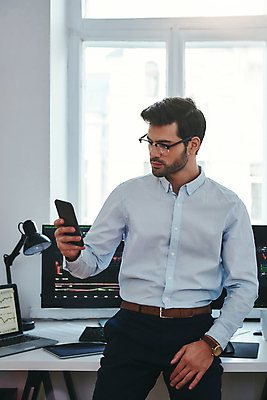 포토 JPG 해외이미지 응시 남자 종이 컨셉 돈 비즈니스 성공 그래프 한명 금융 경제 스마트폰 컴퓨터 글로벌 사무실 스크린 모니터 자료 성장 작업 비즈니스맨 시장 계획 주식 상인 집중 분석 무역 보고서 컨설턴트 외화 투자 온라인 경영 매각 해외포토 1 시선 산업 사람 전자제품 핸드폰 스마트기기 직장인 재산 전문직 상담 파일형식 이미지허브