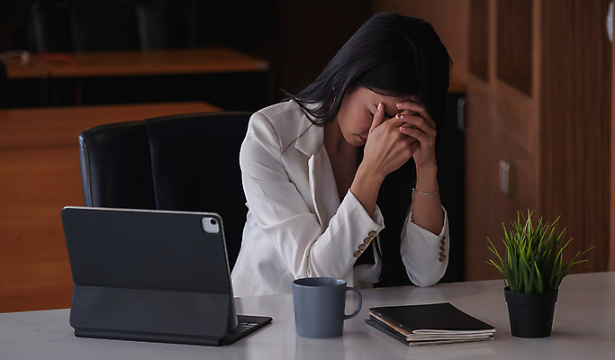 포토 JPG 해외이미지 여자 비즈니스 스트레스 피곤 한명 상반신 성인 옆모습 태블릿 사무실 기댐 슬픔 업무 비즈니스우먼 찡그림 두통 문제 우울증 성인여자한명만 해외포토 1 감정 뷰포인트 컨셉 모션 표정 사람 전자제품 스마트기기 작업 직장인 질병 여자한명만 성인여자만 파일형식 이미지허브