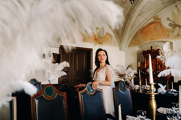 포토 JPG 해외이미지 응시 여자 신부 웨딩드레스 결혼 의자 실내 한명 서기 상반신 성인 앞모습 옆모습 아웃포커스 깃털 예식장 성인여자한명만 웨딩촬영 해외포토 1 시선 드레스 뷰포인트 가구 모션 촬영기법 사람 이벤트 내부 공간 기념사진 여자한명만 성인여자만 파일형식 이미지허브