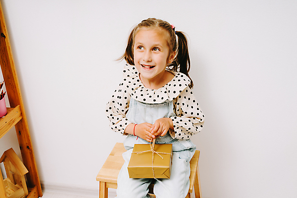 포토 JPG 해외이미지 백인 1 손 여자 행복 감정 리본 어린이 백그라운드 크리스마스 장난 가족 휴가 주택 기념 선물 한명 사람 선물상자 상자 파티 귀여움 놀람 기쁨 흰색 축하 표현 생일 달콤 작음 주기 해피뉴이어 해외포토 서양인 기념일 컬러 컨셉 관계 모션 표정 이벤트 건물 신체부위 새해인사 맛 크기 파일형식 이미지허브