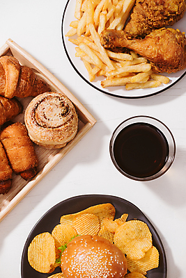 포토 JPG 해외이미지 패스트푸드 실내 사람없음 하이앵글 치킨 감자튀김 햄버거 인스턴트 흰배경 콜라 소세지빵 해외포토 음식 빵 뷰포인트 백그라운드 감자 내부 튀김 흰색 탄산음료 닭고기요리 파일형식 이미지허브