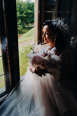 포토 JPG 해외이미지 주간 여자 신부 부케 웨딩드레스 결혼 창문 실내 한명 미소 들기 앉기 상반신 성인 앞모습 옆모습 눈감음 창가 성인여자한명만 웨딩촬영 해외포토 자연요소 1 드레스 뷰포인트 꽃다발 모션 표정 사람 이벤트 내부 기념사진 여자한명만 성인여자만 파일형식 이미지허브
