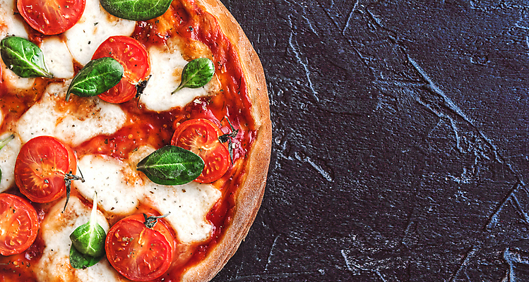 포토 JPG 해외이미지 토마토 검은배경 패스트푸드 실내 사람없음 하이앵글 바질 마르게리타피자 해외포토 뷰포인트 백그라운드 채소 피자 내부 검은색 인스턴트 파일형식 이미지허브
