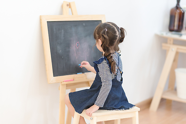 포토 JPG 해외이미지 여자 어린이 실내 한명 앉기 상반신 뒷모습 칠판 그리기 소녀한명만 해외포토 1 뷰포인트 모션 사람 내부 여자한명만 소녀만 파일형식 이미지허브