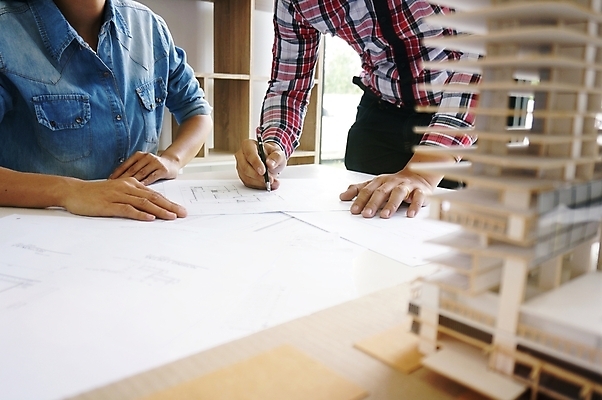 포토 JPG 해외이미지 직업 손 디자인 산업 종이 백그라운드 비즈니스 건축양식 부분 탁자 주택 직장 자 사람없음 건물 사무실 연필 계산기 흰색 공구 잡기 업무 엔지니어 재산 그린에너지 계획 헬멧 건축가 나침반 스케치 책상 묘사 측정 오브젝트 그림 청사진 공학 나누기 개발 계약자 진짜 프로젝트 해외포토 건축물 교육 건축 컬러 가구 컨셉 회사 모션 문구용품 학용품 미술 신체부위 금융 필기구 장비 에너지 도구 작업 기술자 보호장비 계약 파일형식 이미지허브