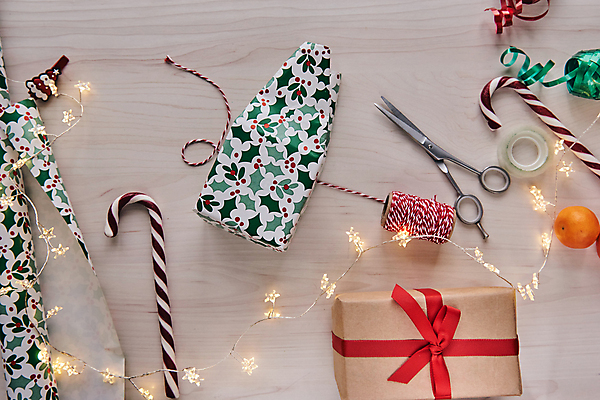 포토 JPG 해외이미지 나무 디자인 계절 별 리본 종이 컨셉 크리스마스 겨울 패턴 벽지 탁자 휴가 전등 프레임 선물 사람없음 장식 빨간색 상자 장난감 산타클로스 축제 흰색 나뭇가지 시골 축하 신용카드 연도 책상 레이아웃 엽서 머리위 꽃가루 패키지 전나무 구성 목업 플랫레이 클라우스 미니멀 국경 해외포토 자연요소 식물 기념일 컬러 가구 무늬 조명 금융 플랫 가루 편지 파일형식 이미지허브