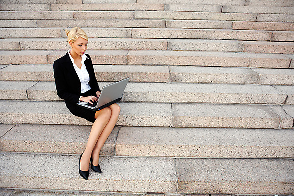 포토 JPG 해외이미지 백인 라이프스타일 외관 응시 옷 여자 비즈니스 모바일 한명 사람 20대 야외 건물 노트북 컴퓨터 금발 우주 계단 타이핑 도시 작업 비즈니스우먼 연결 무선전화기 멀리 S 단계 정중 해외포토 서양인 1 헤어스타일 건축물 알파벳 시선 컨셉 청년 생활 전자제품 직장인 전화기 파일형식 이미지허브