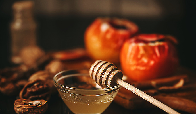 포토 JPG 해외이미지 접시 음식 백그라운드 크리스마스 겨울 과일 휴가 디저트 건강 사람없음 빨간색 식사 견과류 막대기 달콤 사과 굽기 꿀 폭식 섞기 시나몬 핸드메이드 그래놀라 맛있는 해외포토 식기 계절 기념일 컬러 맛 구이 파일형식 이미지허브