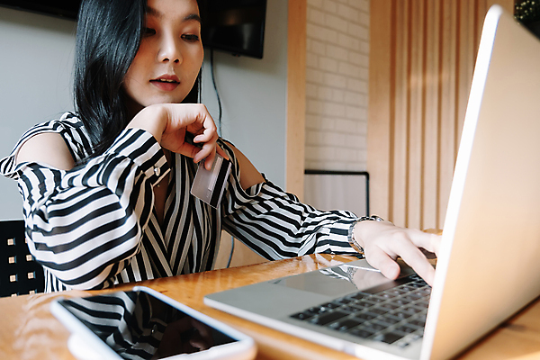 포토 JPG 해외이미지 손 여자 행복 컨셉 돈 인터넷 비즈니스 통신 모바일 주택 한명 미소 사람 금융 노트북 쇼핑 컴퓨터 상점 웹 흰색 키보드 잡기 신용카드 구매 사이버 무선전화기 상업 전자 결제 온라인쇼핑 소매 온라인 전자상거래 인출 해외포토 1 감정 컬러 모션 표정 건물 신체부위 경제 전자제품 재산 전화기 파일형식 이미지허브