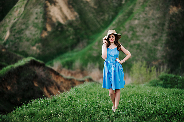 포토 JPG 해외이미지 드레스 이동 산 함께함 사랑 한명 서기 초록색 파란색 강 갈색 봄 산책 침대 저녁 언덕 밀짚 해외포토 1 옷 계절 감정 컬러 가구 컨셉 모션 휴식 사람 짚 야간 파일형식 이미지허브