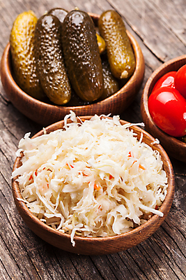 포토 JPG 해외이미지 접시 음식 토마토 채소 재료 오이 건강 요리 사람없음 목재 빨간색 초록색 쌓기 흰색 사발 맛 보호 유기농 양배추 피클 소금 내추럴 식용 오이피클 절임 짠맛 채식주의자 핸드메이드 해외포토 나무 식기 웰빙 컬러 컨셉 모션 사기그릇 채식 파일형식 이미지허브