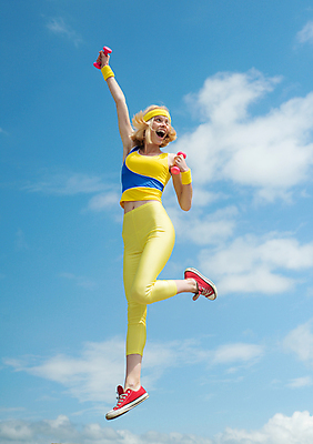 포토 JPG 해외이미지 백인 1 라이프스타일 응시 여자 행복 스포츠 백그라운드 운동선수 건강 그림자 한명 미소 사람 야외 파란색 운동 노란색 공백 아령 연습 흥분 감탄 카피스페이스 해외포토 서양인 시선 감정 컬러 표정 생활 파일형식 이미지허브