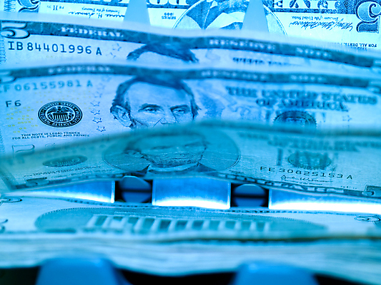 포토 JPG 해외이미지 1 종이 백그라운드 돈 비즈니스 사람없음 초록색 금융 파란색 숫자 세일 달러 기계 장비 재산 구매 소프트포커스 계산대 서비스 속도 보안 전자 결제 5 파산 빚 방법 블러 세금 체크아웃 카운트 터미널 해외포토 문자 컬러 촬영기법 안전 경제 쇼핑 파일형식 이미지허브