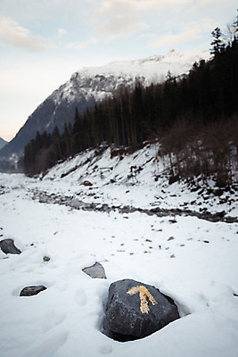 포토 JPG 해외이미지 나무 스포츠 여행 백그라운드 겨울 자연 하늘 휴가 스키 화살 산 경사 사람없음 야외 파란색 햇빛 환경 얼음 등산 하이킹 추위 흰색 스노우보드 황무지 정상 방향 언덕 사인 휴양지 빙하 절정 해외포토 자연요소 식물 계절 컬러 레저 겨울스포츠 태양 트래킹 장소 보드_스포츠 생태계 파일형식 이미지허브