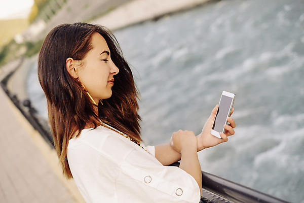 포토 JPG 해외이미지 백인 1 라이프스타일 공원 여자 모바일 휴식 갈색머리 한명 사람 성인 야외 스마트폰 핸드폰 강 걷기 잡기 목업 해외포토 서양인 헤어스타일 공공시설 컨셉 모션 생활 전자제품 스마트기기 파일형식 이미지허브