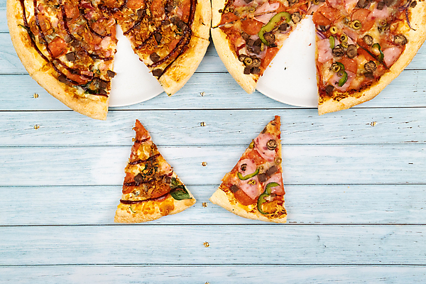 포토 JPG 해외이미지 접시 피자 패스트푸드 실내 사람없음 하이앵글 콤비네이션피자 피자조각 나무배경 해외포토 식기 뷰포인트 조각 백그라운드 서양음식 내부 인스턴트 파일형식 이미지허브