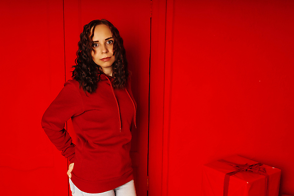 포토 JPG 해외이미지 라이프스타일 헤어스타일 응시 여자 벽 포즈 생각 청소년 갈색머리 실내 한명 서기 사람 취미 캐주얼 빨간색 방 개성 배려 성격 우울감 스타일 해외포토 1 시선 옷 감정 컬러 모션 내부 생활 파일형식 이미지허브