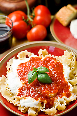 포토 JPG 해외이미지 전통 음식 빵 다이어트 토마토 유리 치즈 함께함 파스타 스파게티 사람없음 빨간색 주방 와인 저녁식사 양념 플랫 지중해 바질 여왕 점심식사 리코타치즈 해외포토 바다 컬러 컨셉 채소 재질 유제품 주류 서양음식 건강 식사 파일형식 이미지허브