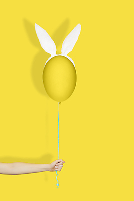포토 JPG 해외이미지 전통 손 배너 계절 여자 컨셉 휴가 부활절 아이디어 흑백 사람없음 장식 세로 노란색 유행 계란 봄 흰색 축하 잡기 플랫 심볼 귀 머리위 풍선 노란배경 힙스터 미니멀 해외포토 패션 기념일 컬러 백그라운드 모션 촬영기법 사람 신체부위 알 파일형식 이미지허브