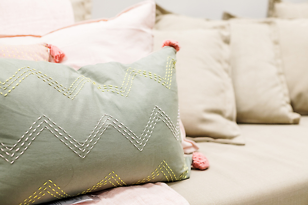 포토 JPG 해외이미지 디자인 가구 백그라운드 쿠션 가정 베개 침구 호텔 휴식 주택 실내 사람없음 내부 장식 파란색 소파 컬러풀 침실 이불 방 흰색 침대 직물 잠 면 고급 담요 깃털 부드러움 시트 리빙 고립 스타일 안락 해외포토 컬러 생활용품 컨셉 의자 숙소 건물 감각 파일형식 이미지허브