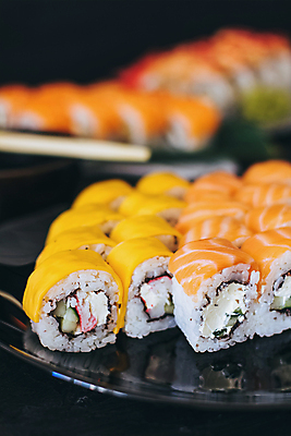 포토 JPG 해외이미지 전통 접시 디자인 음식 백그라운드 젓가락 탁자 밥 오이 치즈 새우 건강 어류 동양인 사람없음 빨간색 세트 식당 일본 검은색 식사 저녁식사 초밥 회 바위 신선 해조류 김 찻주전자 고추냉이 참치 장어 해산물 메뉴 날것 롤 연어 생강 아보카도 대두 맛있는 해외포토 식기 아시아 컬러 가구 채소 과일 주전자 유제품 수저 갑각류 인종 상점 수중동물 돌_바위 양념 해양식물 일본음식 파일형식 이미지허브