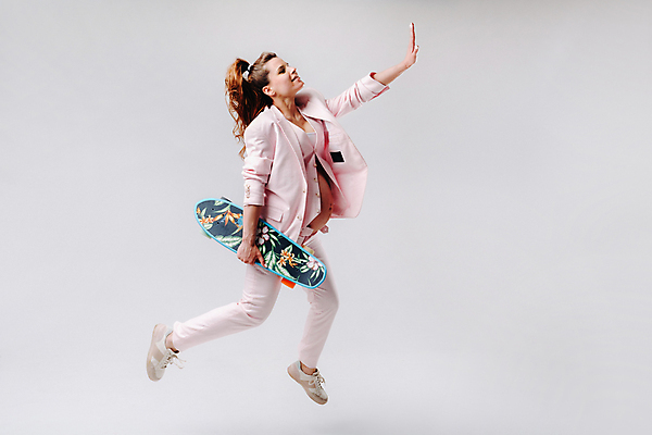 포토 JPG 해외이미지 전신 여자 엄마 실내 한명 들기 정장 성인 옆모습 점프 임산부 임신 스케이트보드 흰배경 손뻗기 성인여자한명만 해외포토 1 옷 뷰포인트 백그라운드 가족 모션 사람 내부 흰색 보드_스포츠 여자한명만 성인여자만 파일형식 이미지허브