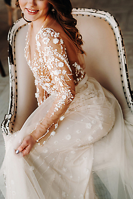 포토 JPG 해외이미지 여자 신부 웨딩드레스 결혼 의자 실내 한명 미소 앉기 상반신 성인 옆모습 성인여자한명만 웨딩촬영 해외포토 1 드레스 뷰포인트 가구 모션 표정 사람 이벤트 내부 기념사진 여자한명만 성인여자만 파일형식 이미지허브