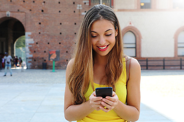 포토 JPG 해외이미지 라이프스타일 여자 행복 인터넷 비즈니스 사업가 통신 모바일 거리 갈색머리 한명 미소 사람 야외 여름 스마트폰 핸드폰 햇빛 태양 유행 봄 이탈리아 산책 기쁨 타이핑 기록 도시 비즈니스우먼 네트워크 메시지 연결 전화기 읽기 경영자 타운 문자메시지 밀라노 정중 채팅 스타일 해외포토 자연요소 직업 1 헤어스타일 계절 감정 유럽 컨셉 모션 휴식 표정 생활 전자제품 스마트기기 직장인 리더 파일형식 이미지허브