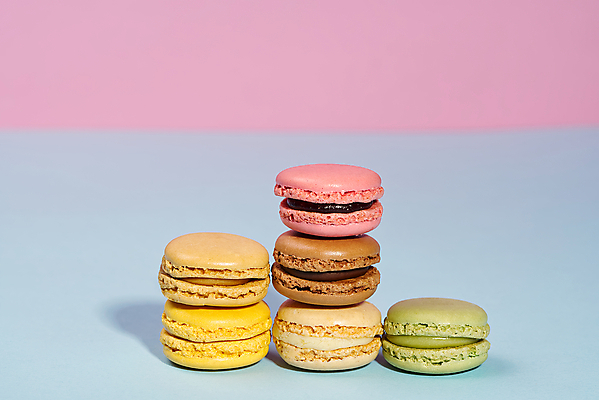 포토 JPG 해외이미지 디저트 실내 사람없음 쌓기 달콤 파란배경 마카롱 분홍색배경 해외포토 음식 분홍색 백그라운드 모션 내부 파란색 맛 파일형식 이미지허브