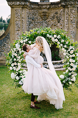 포토 JPG 해외이미지 전신 서양인 여자 남자 웨딩드레스 포옹 자연 결혼식 정장 성인 야외 두명 옆모습 마주보기 신랑신부 성인만 들어올리기 웨딩촬영 해외포토 외국인 드레스 옷 신부_웨딩 뷰포인트 신랑 결혼 안기 모션 사람 생태계 기념사진 파일형식 이미지허브