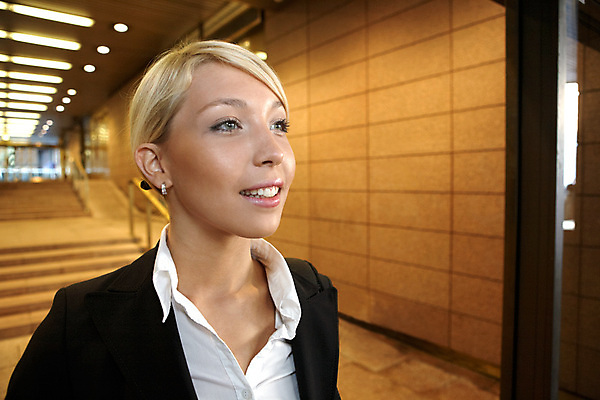 포토 JPG 해외이미지 백인 라이프스타일 응시 옷 여자 행복 얼굴 비즈니스 한명 사람 20대 성인 야외 건물 금발 사무실 희망 도시 업무 비즈니스우먼 자신감 복도 스마트 만족 흥분 긍정 S 설정 정중 지능 해외포토 서양인 1 헤어스타일 건축물 알파벳 시선 감정 컨셉 청년 생활 신체부위 작업 직장인 파일형식 이미지허브