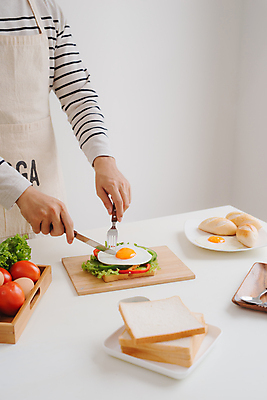 포토 JPG 해외이미지 남자 빵 포크 채소 실내 샌드위치 요리 한명 상반신 성인 옆모습 잡기 나이프 계란프라이 자르기 식빵 나무도마 성인남자한명만 해외포토 1 식기 음식 뷰포인트 모션 도마 사람 내부 목재 칼 계란요리 남자한명만 성인남자만 파일형식 이미지허브