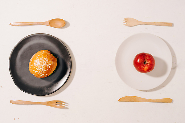 포토 JPG 해외이미지 접시 빵 포크 다이어트 패스트푸드 사람없음 숟가락 햄버거 비교 나이프 사과 해외포토 식기 음식 컨셉 과일 수저 건강 칼 인스턴트 파일형식 이미지허브