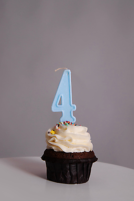 포토 JPG 해외이미지 기념일 행복 어린이 음식 백그라운드 휴가 디저트 기념 요리 이벤트 사람없음 장식 파란색 숫자 갈색 파티 케이크 축제 빵집 흰색 축하 대접 생일 4 달콤 맛 컵케이크 굽기 연도 크림 초대 머핀 고립 반투명 페스츄리 핸드메이드 프로스팅 맛있는 해외포토 문자 감정 빵 컬러 컨셉 사람 상점 구이 제빵 파일형식 이미지허브