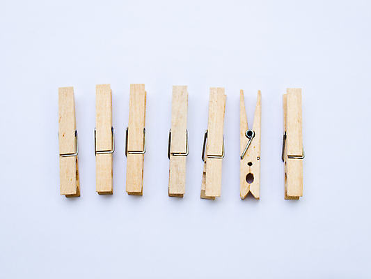 포토 JPG 해외이미지 옷 선 백그라운드 컨셉 가사 가정 주택 건조 매달리기 집게 사람없음 목재 흰색 공구 잡기 그룹 닫기 빨래 심볼 오브젝트 흰배경 클립 고립 해외포토 나무 컬러 재료 모션 건물 도구 파일형식 이미지허브