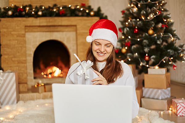 포토 JPG 해외이미지 모자 여자 행복 백그라운드 크리스마스 겨울 거실 산타모자 가족 불 휴가 새해 주택 실내 선물 한명 미소 웃음 사람 장식 빛 컴퓨터 상자 크리스마스트리 흰색 축하 인사 12월 스웨터 사이버 쇼 혼자 해외포토 자연요소 모자_잡화 1 잡화 계절 기념일 감정 컬러 컨셉 상의 관계 표정 내부 건물 전자제품 예절 날짜 파일형식 이미지허브