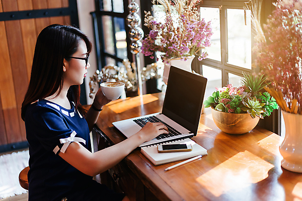 포토 JPG 해외이미지 백인 직업 학생 라이프스타일 응시 여자 행복 커피 컨셉 인터넷 비즈니스 통신 직장 한명 미소 사람 동양인 성인 책 컵 노트북 스마트폰 컴퓨터 사무실 상점 공책 카페 흰색 잡기 업무 비즈니스우먼 차 디자이너 무선전화기 문서 온라인 마케팅 해외포토 서양인 1 식기 시선 감정 음료 컬러 회사 모션 문구용품 표정 인종 생활 전자제품 핸드폰 스마트기기 작업 직장인 전화기 파일형식 이미지허브