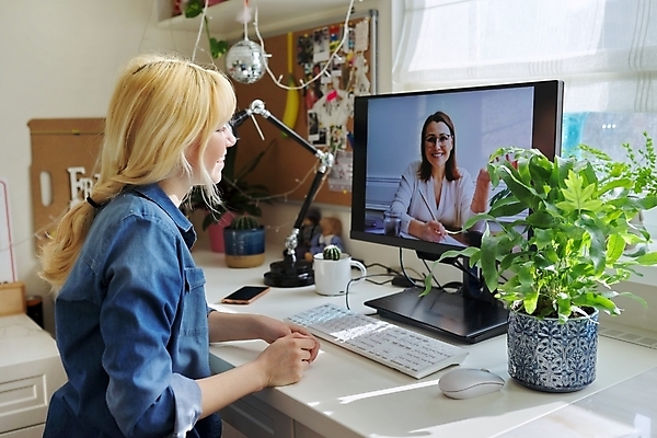 포토 JPG 해외이미지 백인 직업 1 여자 인터넷 통신 학교 탁자 거리 주택 대화 앉기 두명 10대 컴퓨터 청춘 사무실 교사 업무 무선전화기 컨설턴트 전자 부름 온라인 동영상 정신과의사 가상 웨비나 카운슬러 해외포토 서양인 교육 가구 컨셉 비즈니스 모션 청소년 말하기 사람 건물 전자제품 의사 작업 전문직 상담원 전화기 상담 세미나 파일형식 언택트 이미지허브