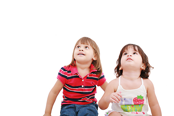 포토 JPG 해외이미지 커플 응시 여자 어린이 분홍색 백그라운드 2 함께함 사람 두명 가로 갈색 노란색 우주 흰색 쌍 4 닫기 고립 천진난만 해외포토 시선 컬러 컨셉 관계 모션 숫자 파일형식 이미지허브