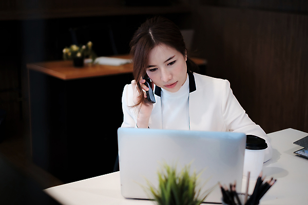 포토 JPG 해외이미지 응시 여자 실내 한명 동양인 상반신 성인 앞모습 노트북 비즈니스우먼 통화 성인여자한명만 해외포토 1 시선 뷰포인트 비즈니스 모션 사람 인종 내부 전자제품 직장인 여자한명만 성인여자만 파일형식 이미지허브