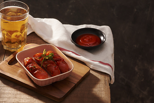 포토 JPG 해외이미지 그릇 검은배경 잔 맥주 실내 사람없음 식탁보 소시지 케첩 안주 종지 나무도마 나무탁자 소시지구이 해외포토 식기 백그라운드 탁자 도마 주류 내부 목재 검은색 소스_음식 가공식품 구이 파일형식 이미지허브