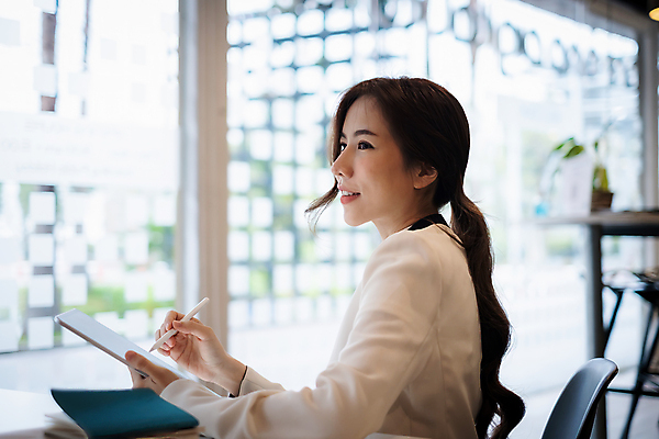 포토 JPG 해외이미지 여자 실내 한명 미소 들기 동양인 상반신 성인 옆모습 태블릿 비즈니스우먼 성인여자한명만 해외포토 1 뷰포인트 비즈니스 모션 표정 사람 인종 내부 전자제품 스마트기기 직장인 여자한명만 성인여자만 파일형식 이미지허브