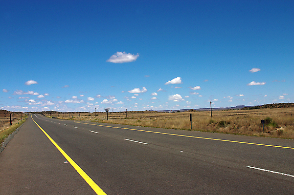 포토 JPG 해외이미지 식물 구름 도로 길 선 여행 자동차 자연 하늘 건조 따뜻함 풍경 사람없음 야외 여름 파란색 뷰티 노란색 봄 트럭 뜨거움 고속도로 언덕 사인 멀리 방법 해외포토 자연요소 계절 육상교통 컬러 교통시설 생태계 파일형식 이미지허브