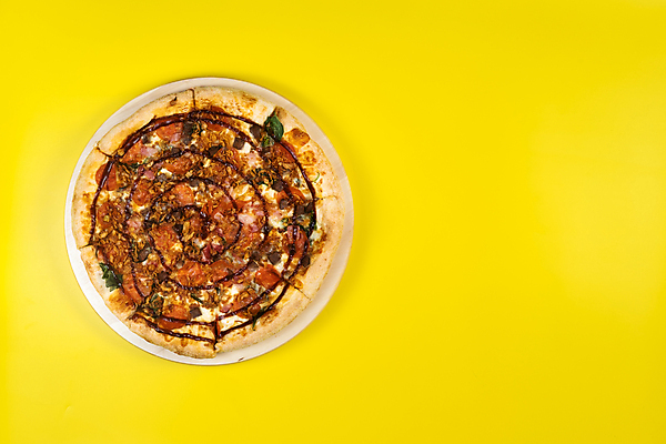 포토 JPG 해외이미지 피자 패스트푸드 실내 사람없음 하이앵글 나무받침 노란배경 콤비네이션피자 카피스페이스 해외포토 뷰포인트 백그라운드 서양음식 내부 목재 노란색 공백 인스턴트 받침대 파일형식 이미지허브