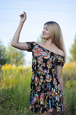 포토 JPG 해외이미지 백인 모델 긴머리 드레스 여자 꽃 행복 감정 꽃무늬 밭 청소년 자연 휴식 건강 한명 성인 야외 금발 뷰티 농경지 유행 기쁨 자유 시골 허브 내추럴 프로방스 히피 카피스페이스 해외포토 서양인 식물 1 헤어스타일 옷 컨셉 무늬 농업 사람 농장 공백 생태계 파일형식 이미지허브