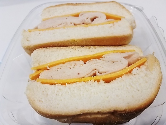 포토 JPG 해외이미지 음식 빵 조각 탁자 표면 치즈 패스트푸드 샌드위치 육류 사람없음 흰색 컨테이너 플라스틱 슬라이스 칠면조 점심식사 해외포토 산업 컬러 가구 식재료 재질 조류 유제품 식사 인스턴트 파일형식 이미지허브