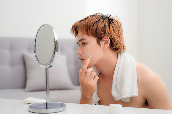 포토 JPG 해외이미지 응시 남자 실내 한명 동양인 상반신 성인 옆모습 뷰티 피부관리 바르기 스킨케어 자기관리 탁상거울 성인남자한명만 그루밍족 해외포토 1 시선 뷰포인트 모션 사람 인종 내부 거울 남자한명만 성인남자만 파일형식 이미지허브