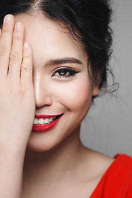 포토 JPG 해외이미지 응시 여자 회색배경 실내 한명 동양인 근접촬영 상반신 성인 앞모습 뷰티 얼굴가리기 성인여자한명만 해외포토 1 시선 뷰포인트 백그라운드 사람 인종 내부 회색 가림 여자한명만 성인여자만 파일형식 이미지허브